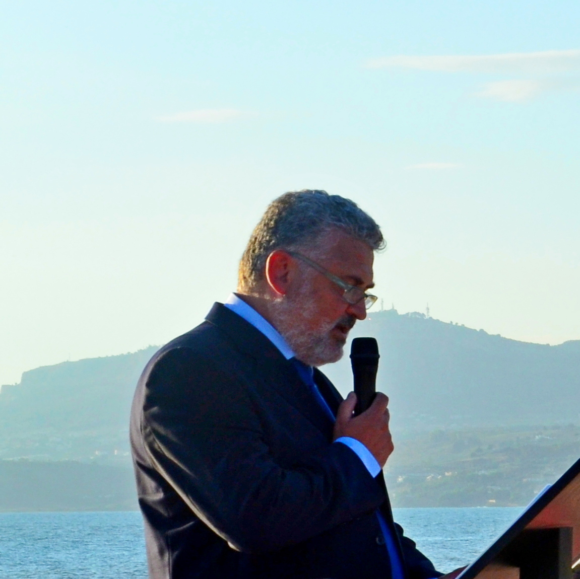 uomo in bianco e nero